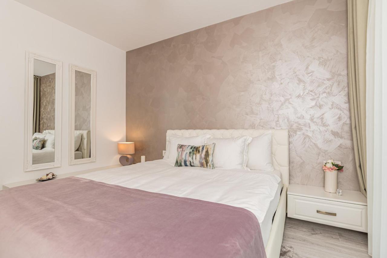 Rentforcomfort Apartment Ella 2 Brasov Bagian luar foto